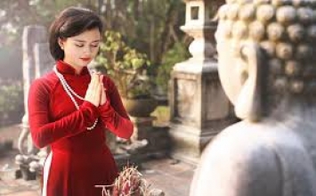 Đi lễ chùa đầu năm Đinh Dậu, mặc sao cho đúng?